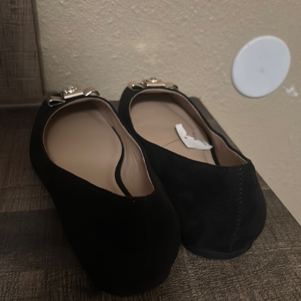 Elegant Black Flats with Gold Accents - Picture 4 of 5